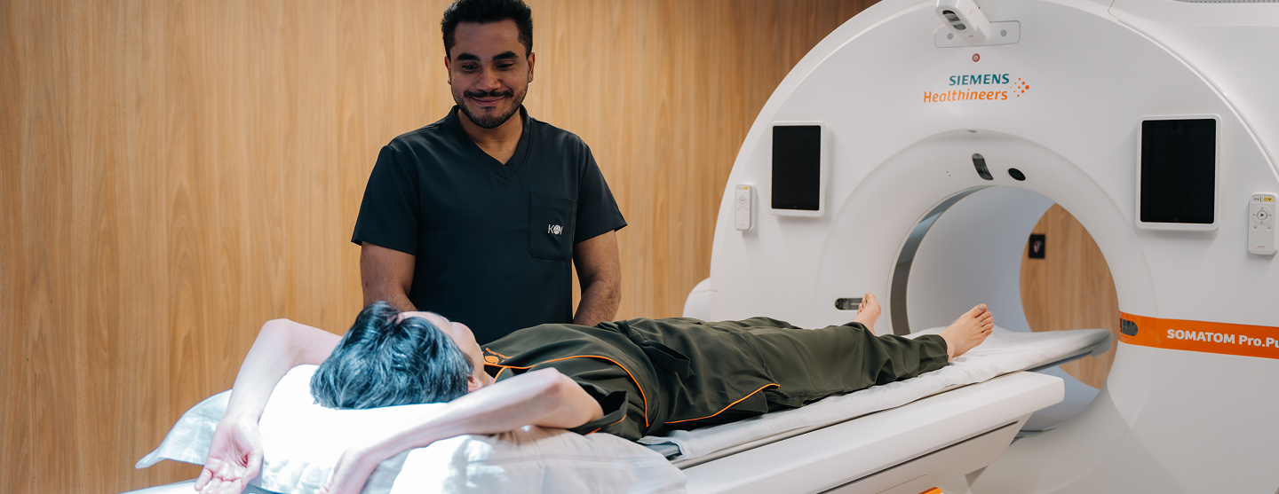 Profissionais conversando em ambiente acolhedor